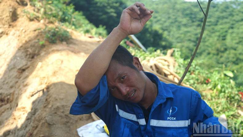 A rare moment of rest for a young worker during the midday heat in the vast forests of the Northwest. Despite the hardships, everyone carries a deep sense of commitment and responsibility towards this nationally significant project. (Photo: TRUNG HUNG) 13.jpg
