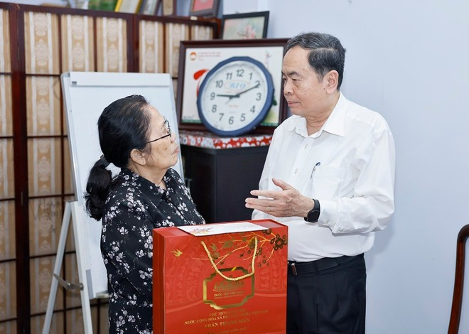 Chairman of the National Assembly Tran Thanh Man visits and extends New Year greetings to Professor and Doctor Nguyen Thi Ngoc Phuong, former Vice Chairwoman of the NA and former Director of Tu Du Hospital, in Ho chi Minh Chi on January 25. (Photo: VNA)