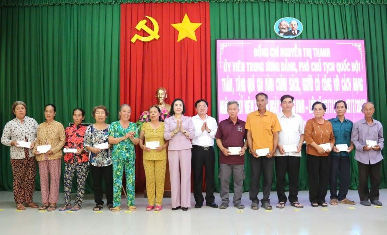 Vice Chairwoman Nguyen Thi Thanh and Tay Ninh Party Secretary Nguyen Van Quyet present gifts to policy beneficiary households in Tuyen Binh Commune. z6833734361394-2363b7cdd7f31ca11eff82e94dfd8cc2.jpg
