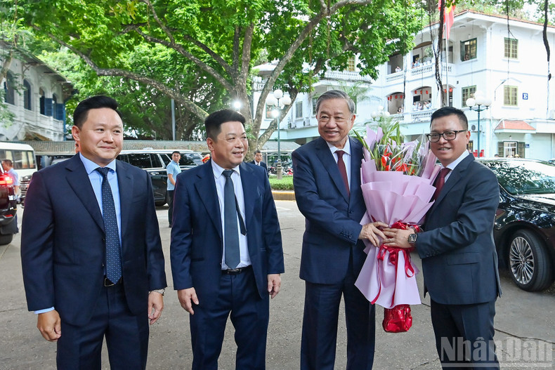 Editor-in-Chief of Nhan Dan newspaper Le Quoc Minh, together with the Deputy Editors-in-Chief, welcomes Party General Secretary To Lam to the launching ceremony. Editor-in-Chief of Nhan Dan newspaper Le Quoc Minh, together with the Deputy Editors-in-Chief, welcomes Party General Secretary To Lam to the launching ceremony.
