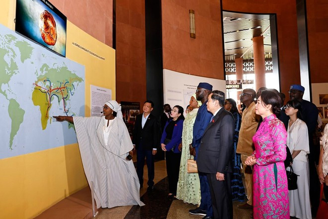 National Assembly Chairman Tran Thanh Man and his spouse Nguyen Thi Thanh Nga explore the Museum of Black Civilisations in Dakar on the morning of July 24. (local time) (Photo: VNA) National Assembly Chairman Tran Thanh Man and his spouse Nguyen Thi Thanh Nga explore the Museum of Black Civilisations in Dakar on the morning of July 24. (local time) (Photo: VNA)