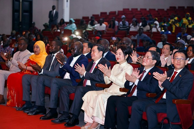NA Chairman Tran Thanh Man, his spouse Nguyen Thi Thanh Nga, and officials of the two countries enjoy a Vovinam performance. (Photo: VNA) NA Chairman Tran Thanh Man, his spouse Nguyen Thi Thanh Nga, and officials of the two countries enjoy a Vovinam performance. (Photo: VNA)