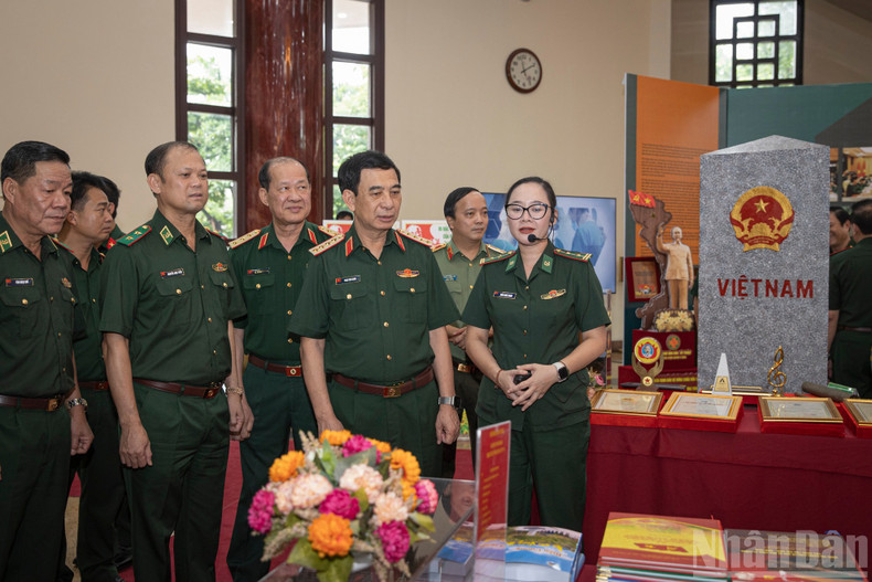 General Phan Van Giang and delegates visit the exhibition area. 6-3469.jpg