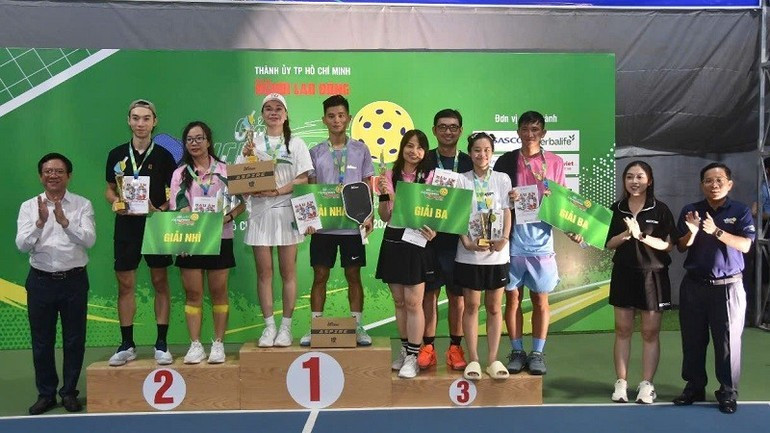 Organisers present prizes to winners of the tournament. (Photo: Tan Thanh) dc068eb6-8a9e-437e-b34b-9f8442da0cc8-4021.jpg