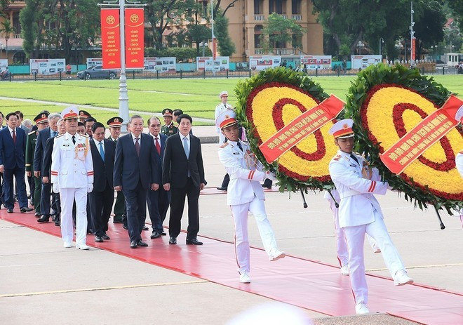 Party and State leaders lay wreaths and pay tribute to President Ho Chi Minh at his mausoleum on July 24, 2025. (Photo: VNA) Party and State leaders lay wreaths and pay tribute to President Ho Chi Minh at his mausoleum on July 24, 2025. (Photo: VNA)