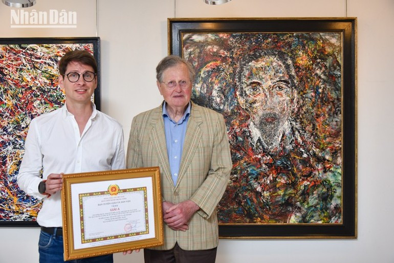 Artist Georg Esco with Etienne de Causans, director of the exhibition gallery. (Photo: KHAI HOAN) georg-esco-minh-duy.jpg