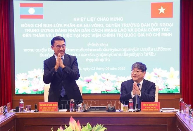 Acting Chairman of the Commission for External Relations of the Lao People's Revolutionary Party (LPRP) Central Committee Bounleua Phandanouvong (standing) at his working session with the HCMA on June 3. (Photo: VNA) Acting Chairman of the Commission for External Relations of the Lao People's Revolutionary Party (LPRP) Central Committee Bounleua Phandanouvong (standing) at his working session with the HCMA on June 3. (Photo: VNA)