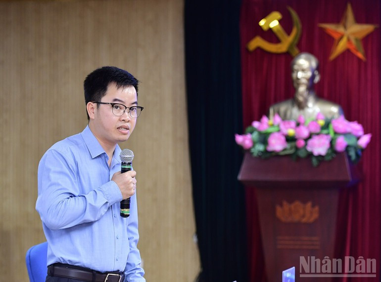Dr. Pham Huy Hieu introduces some key topics within the forum’s framework. miu-3855.jpg