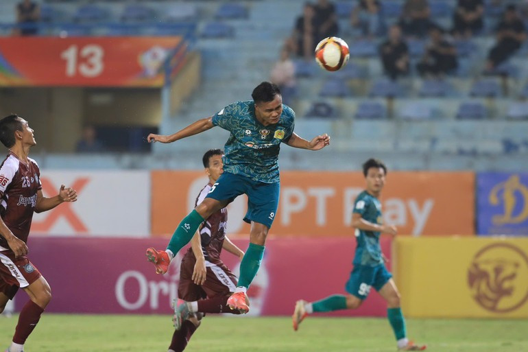 Viet Nam 2 team (in blue) scoring early in the 14th minute. anhbd.jpg