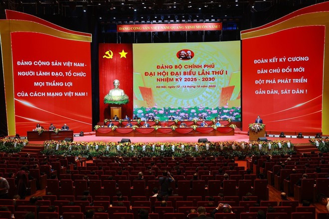 A view of the preparatory meeting of the first Congress of the Government’s Party Organisation on October 12 morning. (Photo: VNA) A view of the preparatory meeting of the first Congress of the Government’s Party Organisation on October 12 morning. (Photo: VNA)