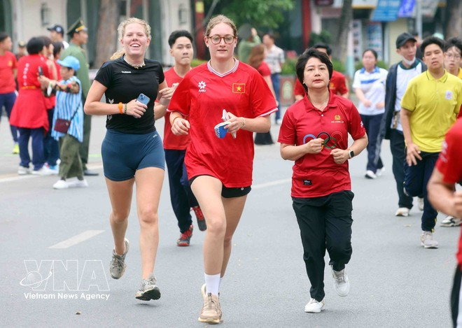 Foreigners join the run. (Photo: VNA)