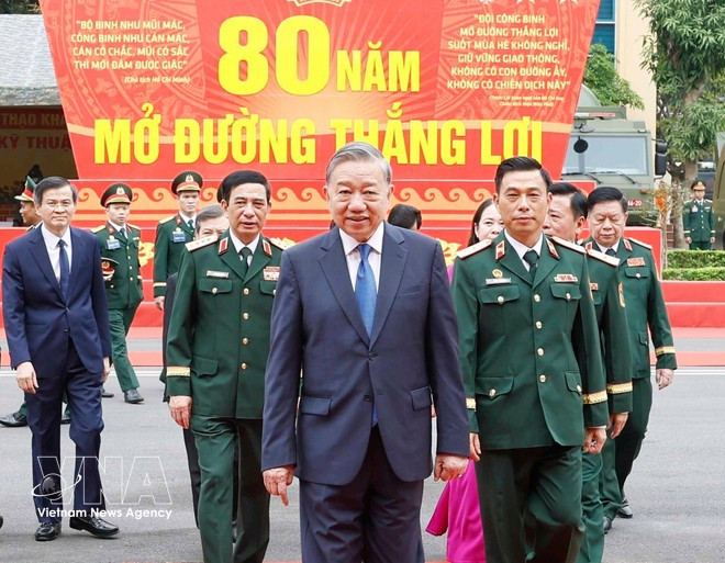 Party General Secretary and officials arrive at the ceremony (Photo: VNA)