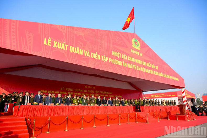 Party and State leaders and delegates perform the flag-salute ceremony at the event. (Photo: DUY LINH)