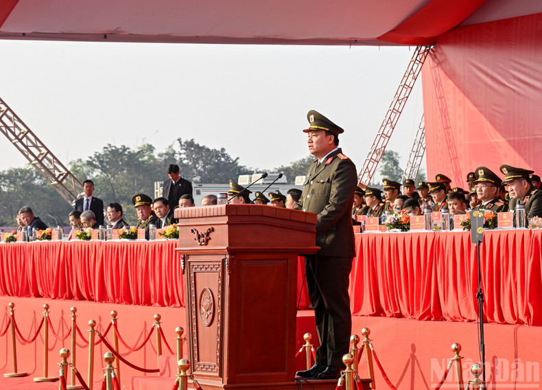 Colonel Nguyen Tien Dat, Deputy Director of the Ha Noi Police Department, delivers remarks at the ceremony. (Photo: DUY LINH)