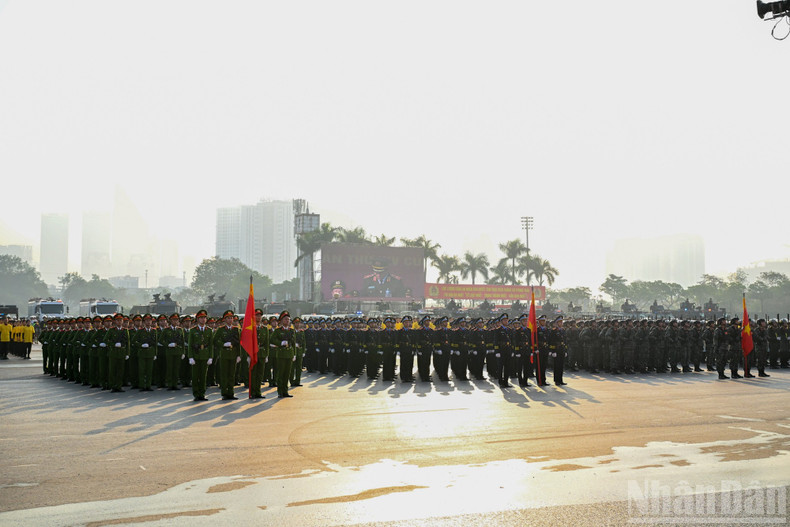 Officers and soldiers participating in the send-off ceremony. (Photo: DUY LINH)