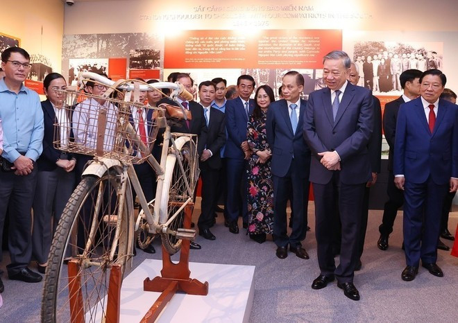 Party General Secretary To Lam and other delegates visit the exhibition (Photo: VNA) Party General Secretary To Lam and other delegates visit the exhibition (Photo: VNA)