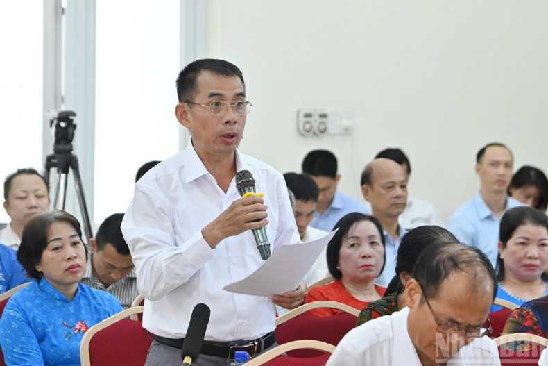 Party cell members of Quang Chinh 6 present their opinions during the discussion. 7.jpg