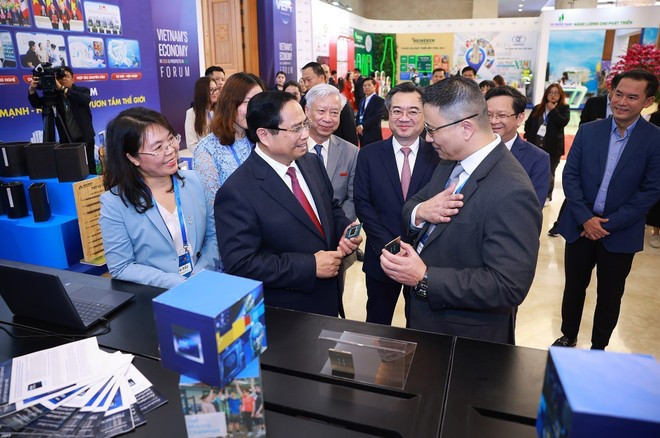 Prime Minister Pham Minh Chinh visits an exhibition showcasing semiconductor manufacturing products on the sidelines of the Viet Nam Economy in 2025 and Prospects in 2026 Forum (VEPF) in Ha Noi on December 16. (Photo: VNA).