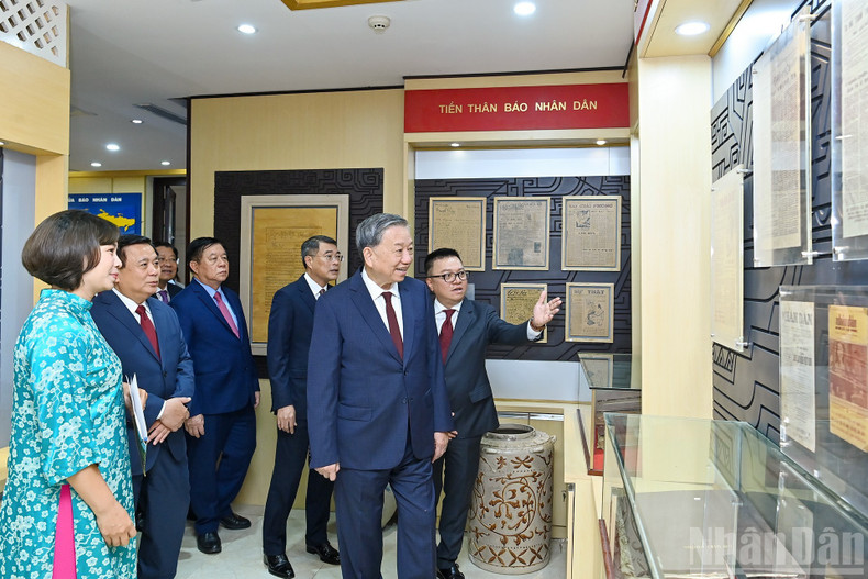 Party General Secretary To Lam and delegates listen to an introduction on the history of Nhan Dan newspaper at the Traditional Room. Party General Secretary To Lam and delegates listen to an introduction on the history of Nhan Dan newspaper at the Traditional Room.