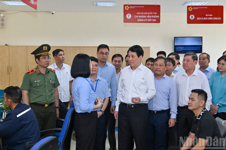 President Luong Cuong learning about the operations of the Public Administration Service Centre in Quang Ha. 12.jpg