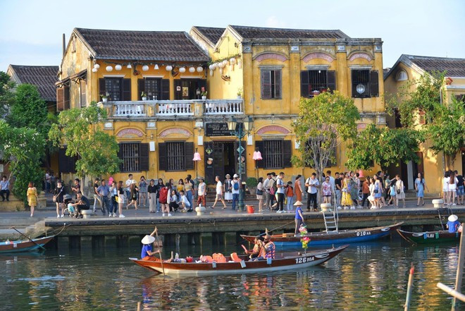 Hoi An ancient town attracts large numbers of visitors (Photo: VNA)