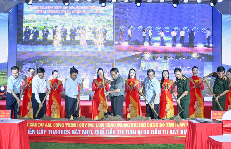 Prime Minister Pham Minh Chinh and delegates perform the groundbreaking ritual for Bat Mot Boarding School for Primary and Lower Secondary Students in the mountainous commune of Bat Mot. image-9.jpg