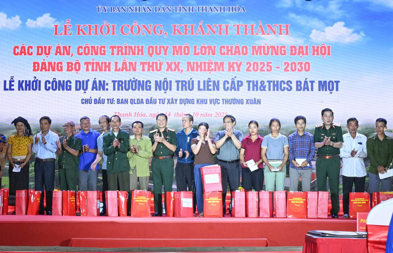 Prime Minister Pham Minh Chinh and leaders of the Ministry of National Defence present gifts to disadvantaged families affected by natural disasters in the communes of Yen Nhan and Bat Mot. image-8.jpg