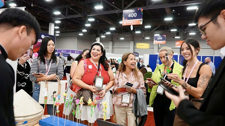 Visitors showing great interest in Vietnamese folk art. (Photo: Ho Chi Minh City Department of Tourism) image-13.jpg