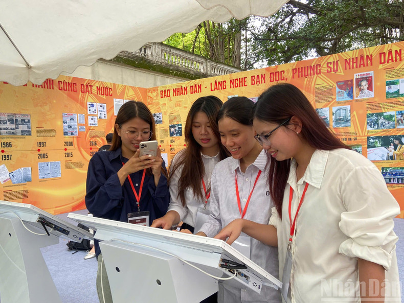 Young visitors engage with virtual exhibits at the exhibition. z6719276377846-c3bad186cbd906c9466779079aa8325c.jpg