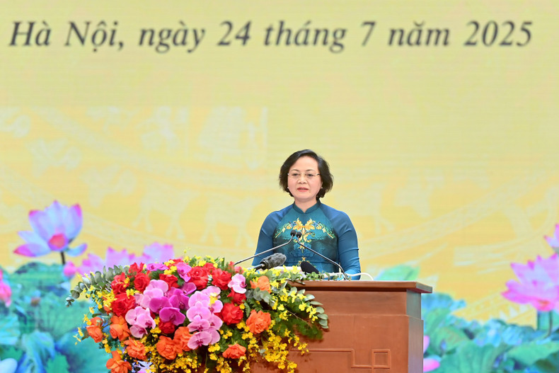 Minister of Home Affairs Pham Thi Thanh Tra presents a report. bo-truong-noi-vu-pham-thi-thanh-tra.jpg