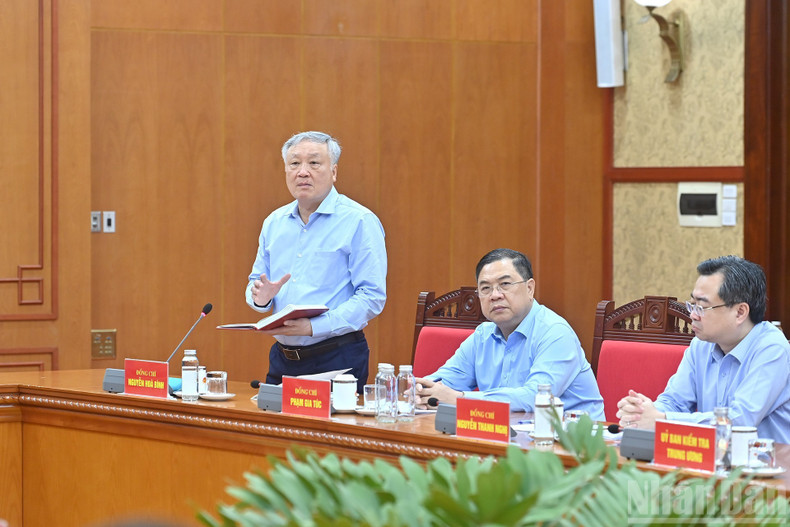Permanent Deputy Prime Minister Nguyen Hoa Binh speaks at the meeting. Permanent Deputy Prime Minister Nguyen Hoa Binh speaks at the meeting.
