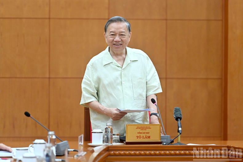Party General Secretary To Lam delivers concluding remarks at the meeting with the Standing Board of the Government Party Committee. Party General Secretary To Lam delivers concluding remarks at the meeting with the Standing Board of the Government Party Committee.