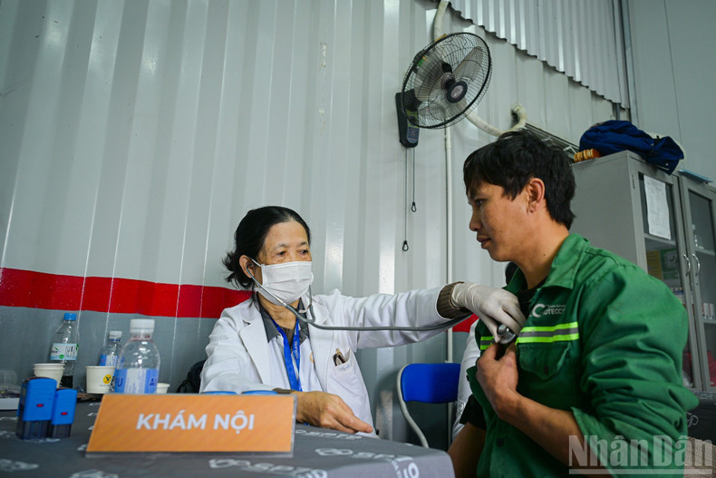 At the programme, in addition to receiving Tet gifts, workers were also able to take part in various free practical support activities, including haircuts, commemorative photo sessions, and health check-ups.