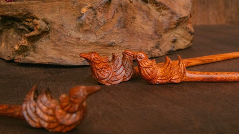The “Uyen Uong” hairpin has gained popularity for its elegance and symbolism. 493785815-122197963556254763-4934467551489911673-n-4958-4059-4919-7878.jpg