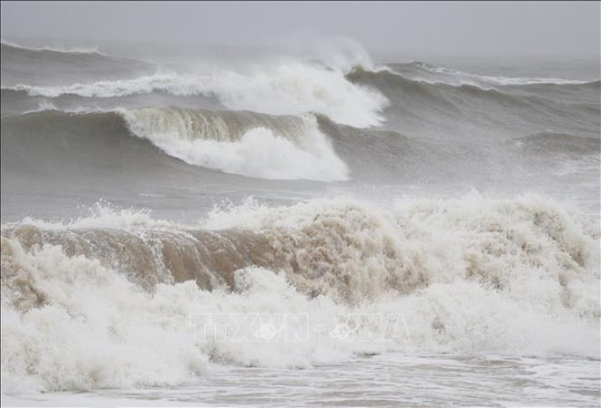 All vessels in the affected waters face very high risks from squalls, strong winds, and high seas. (Illustrative photo: VNA) All vessels in the affected waters face very high risks from squalls, strong winds, and high seas. (Illustrative photo: VNA)