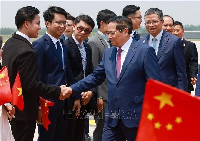Prime Minister Pham Minh Chinh and the Vietnamese delegation arrive at the Tianjin Binhai International Airport at 11:30 am (local time) on June 24. (Photo: VNA) Prime Minister Pham Minh Chinh and the Vietnamese delegation arrive at the Tianjin Binhai International Airport at 11:30 am (local time) on June 24. (Photo: VNA)