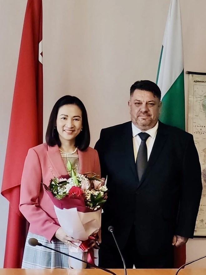 Vietnamese Ambassador to Bulgaria Nguyen Thi Minh Nguyet and Chairman of the Bulgarian Socialist Party and Deputy Prime Minister of Bulgaria Atanas Zafirov (Photo: VNA) Vietnamese Ambassador to Bulgaria Nguyen Thi Minh Nguyet and Chairman of the Bulgarian Socialist Party and Deputy Prime Minister of Bulgaria Atanas Zafirov (Photo: VNA)