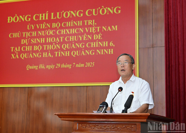 Representatives of the Quang Chinh 6 Party Cell present key topics at the meeting. 6.jpg