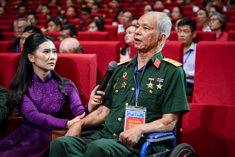 A wounded soldier shares his story during the exchange session. thuong-binh-le-van-luan-giao-luu-tai-chuong-trinh.jpg
