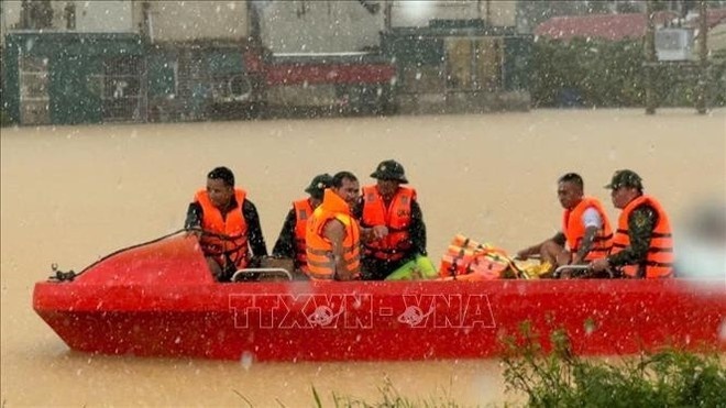 Thanh Hoa's public security officers urgently deploy rescue plans, evacuate people from dangerous areas, and supply food and necessities to isolated areas in Nong Cong commune. (Photo: VNA) Thanh Hoa's public security officers urgently deploy rescue plans, evacuate people from dangerous areas, and supply food and necessities to isolated areas in Nong Cong commune. (Photo: VNA)