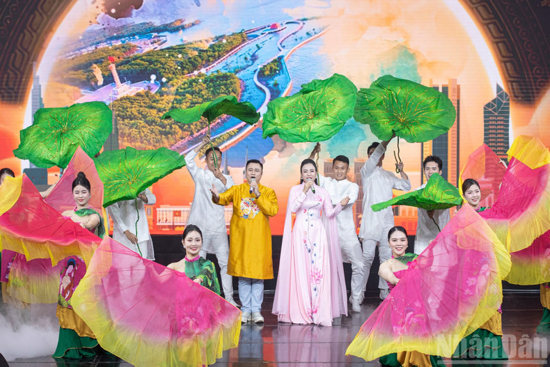 The art performances were presented by artists, performers, the symphony orchestra of the Military Music and Dance Theatre, the Military University of Culture and Arts, the Military Cheo Theatre, and art troupes from Military Regions 1, 2, and 9. 7.jpg