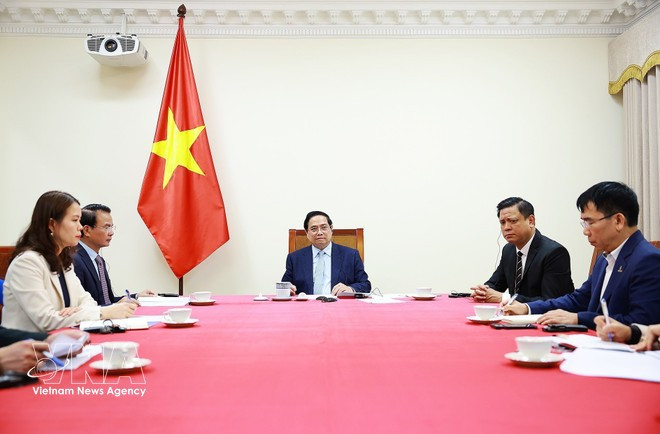 Prime Minister Pham Minh Chinh and officials of Viet Nam in the phone talks with Kuwaiti Prime Minister Sheikh Ahmed Abdullah Al-Ahmad Al-Sabah on March 9 (Photo: VNA)