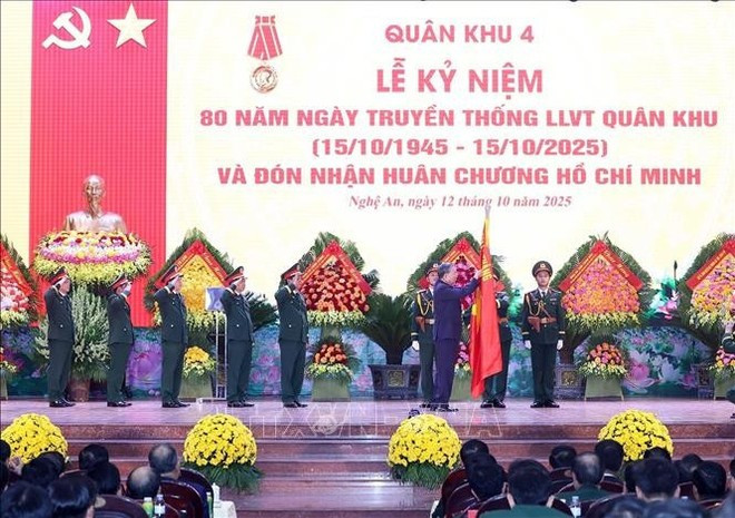 Party General Secretary To Lam pins the Ho Chi Minh Order onto the traditional flag of Military Region 4. (Photo: VNA) Party General Secretary To Lam pins the Ho Chi Minh Order onto the traditional flag of Military Region 4. (Photo: VNA)