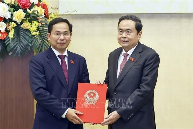 NA Chairman Tran Thanh Man presents Le Quang Manh with the resolution appointing Manh as Standing Vice Chairman of the NA Office. (Photo: VNA) NA Chairman Tran Thanh Man presents Le Quang Manh with the resolution appointing Manh as Standing Vice Chairman of the NA Office. (Photo: VNA)