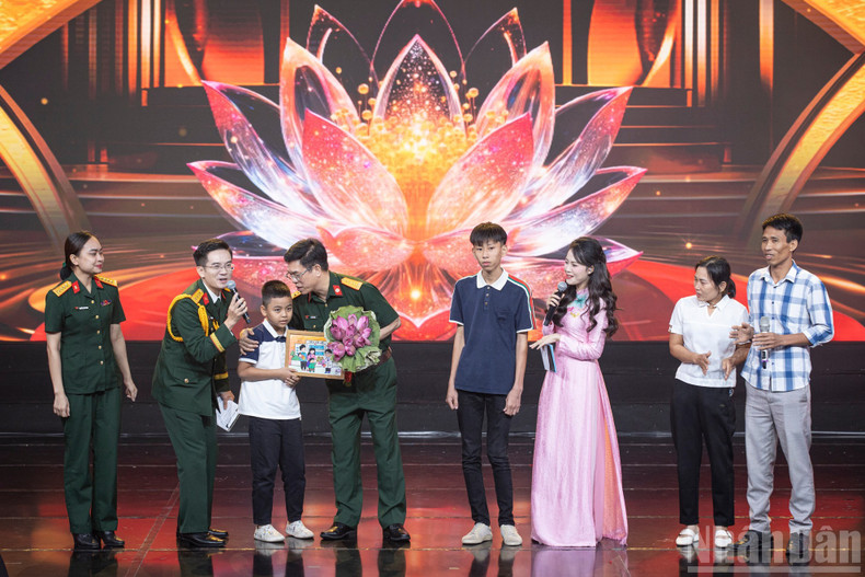 A highlight of the programme was the dialogue between Colonel Dr. Le Van Thanh, Head of the Department of Hepato-Biliary-Pancreatic Surgery at Central Military Hospital 108, and patients who had been saved by the doctor. 8.jpg