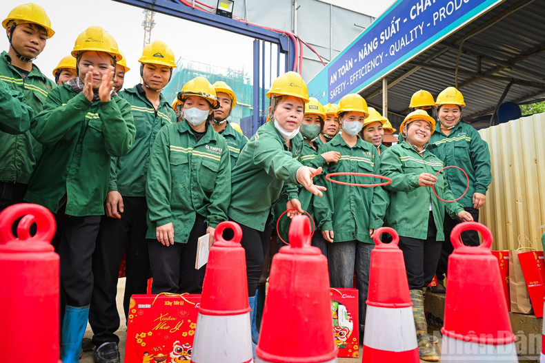 Workers participated in activities promoting a culture of occupational safety through experiential games, helping raise awareness of risk prevention such as working-at-height safety, fire and explosion prevention, electrical safety, and the safe operation of machinery and equipment.