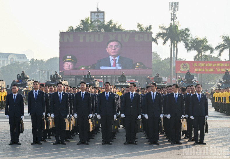 Officers and soldiers of the protective security force at the send-off ceremony. (Photo: DUY LINH)