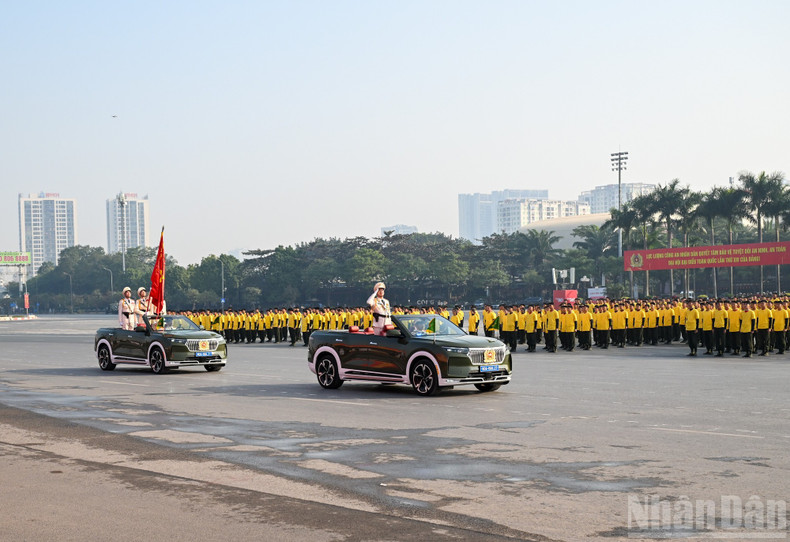 The glorious traditional flag bearing the inscription “For National Security” of the heroic People’s Public Security force, leading the formation in the ceremonial march (Photo: DUY LINH)