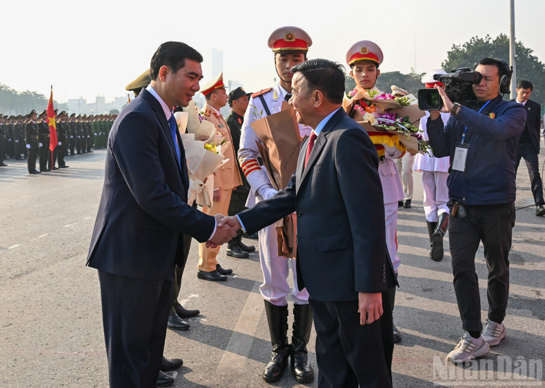 Politburo member, standing member of the Party Central Committee’s Secretariat and head of the subcommittee for the organisation of the congress Tran Cam Tu, presents flowers to the participating forces. (Photo: DUY LINH)