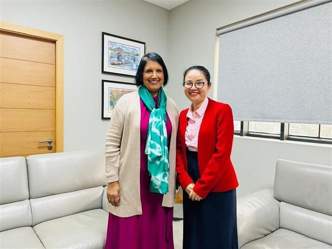 Vietnamese Ambassador Tran Thi Thu Thin (R) meets with Minister of Financial Services and Economic Planning Jyoti Jeetun (Photo: Vietnamese Embassy in Mozambique) Vietnamese Ambassador Tran Thi Thu Thin (R) meets with Minister of Financial Services and Economic Planning Jyoti Jeetun (Photo: Vietnamese Embassy in Mozambique)